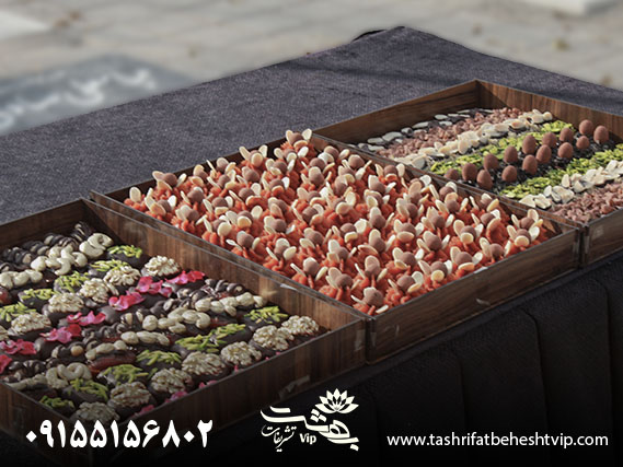 پذیرایی مراسم سالگرد فوت شامل چای، خرما، میوه و شیرینی با تشریفات حرفه‌ای